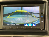 リバースギアに入れるだけで後方の表示へ切り替わります。夜間や雨の日の駐車も楽になりますよ。
