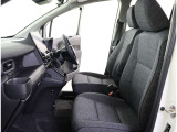厚みがあって、座り心地のいいソファのようなシート。運転的も助手席もリラックスしてゆったりと座れます。