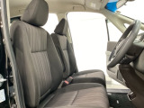 座面も厚みがあり背もたれも高く、広い足元にゆったり座れるシートです。運転席と助手席の間が空いている為、助手席側への移動がスムーズです。交通量の多い道でも助手席側から乗り降りができます。