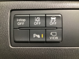 運転席脇のクラスタースイッチ部分にはカメラ切り替えスイッチ、パーキングセンサー、その他走行系スイッチを集中配置しております。