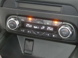 【オートエアコン】車内温度を感知して自動で温度調整をしてくれるのでいつでも快適な車内空間を創り上げます!どの席に座っても快適なドライブが楽しめます♪
