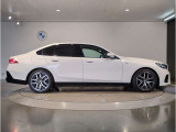 ☆BMWの前後重量配分50:50はエンジン自体をフロントタイヤよりも後ろにずらし、通常はエンジンルーム内に搭載される重量物であるバッテリーをトランクに移動させるなどして実現されています☆