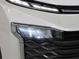 LEDヘッドランプには「オートマチックハイビームシステム」を搭載。夜間走行時にハイビームで走行可能と判断した場合、ロービームとハイビームを自動的に切り替え、前方視界確保をアシストします。