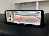 360度ビューカメラを搭載。4方の小型カメラの映像を処理し、車両真上からの映像に変換しています。