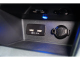 小物の収納に便利なセンタートレイには携帯等のデバイスの充電可能なUSB出力電源付です。