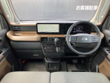 前席内装の全体像です。是非実車をご覧にお越し頂き実際にお座りください。