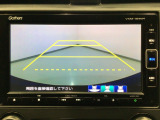 【バックカメラ】運転が苦手な方も車庫入れラクラクです!ギアをリバースに入れれば自動的に切り換わりますので、面倒な操作は不要です♪狭い駐車場もお車を傷つけず安心ですね!