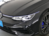 LEDを精密にコントロールして照射する最新のテクノロジーを採用。フロントカメラで対向車や先行車を検知し、片側22個のLEDを制御する事で最適な配光を行います。