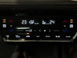 オートエアコンは左右席で独立温度コントロールが可能です。運転席はキンキンに冷やして助手席はマイルドにと言った設定が可能です☆暑さ寒さでケンカすることもなくなりますね♪