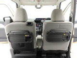 後ろの席からの眺め。車内の広さがわかりやすい写真です。