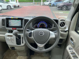 使いやすく安全な操作性と良好な視界を実現した運転席!