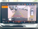 ●パノラミックビューモニター:専用のカメラにより、上から見下ろしたような視点で360度クルマの周囲を確認することができます☆死角部分も確認しやすく、狭い場所での切り返しや駐車もスムーズに行えます。