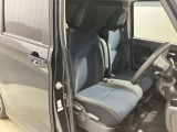 【運転席・助手席転席】運転席の足もともゆったりで長距離ドライブでも快適に★