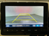 リバースギアに入れるだけで後方の表示へ切り替わります。夜間や雨の日の駐車も楽になりますよ。