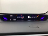 デジタル表示のスピードメーターとタコメーターを大きく配した見やすいメーター部になっています。左側のインフォメーション画面でオドメーターや燃費などの情報を確認できます。