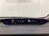 中央にデジタル表示のスピードメーターを配したハイブリット専用メーターになっています。左側のインフォメーション画面で燃費などの情報を確認できます。
