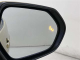 ミラー内にBSM(ブラインドスポットモニター)を搭載。隣を走る車両が死角に入るとLEDインジケーターを点灯。また、ウィンカーを出すとインジケーターも光って点滅!注意を促してくれます