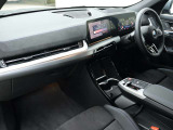 視線の先に自然と情報が集まり必要な操作へスムーズに手が届くBMWならではのコックピット。洗練されたデザインと上質な素材が調和し乗り込んだ瞬間からドライバーの走る歓びを日常に感じる空間です。