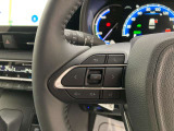 運転中、オーディオの操作をしてて、ハッとしたことはありませんか?ステアリングスイッチは、運転中でもハンドルでオーディオの操作が可能です。安全なドライブをサポートします。