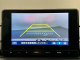 リバースギアに入れるだけで後方の表示へ切り替わります。夜間や雨の日の駐車も楽になりますよ。