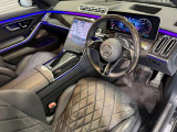 メルセデスのシートは、少し硬めに出来ておりますので、長時間の運転でも疲れにくく、安全にドライビングをお楽しみ頂けます