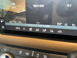 あらゆる路面に対応するテレインレスポンス!ランドローバーの高い技術でオンロードからオフロードまで道を選ばず走行可能。電子制御エアサスペンションはスムーズな車高調整により快適な乗り降りをサポートします。