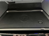対応のスマートフォンを置くだけで充電する事が可能な「Qi」機能も搭載。置くだけ充電ですので、コードなどが邪魔にもなりません。