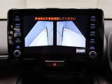 左右のドアミラーに設置されたカメラからの映像を表示し、路肩への幅寄せや狭い路地でのすれ違いなど、車両側方の安全確認や接触回避の操作をサポートするモードでドアミラー格納状態でも映し出せます。
