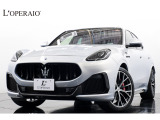 MC20譲りの3.0LのV6エンジンは出力530馬力を誇ります。有償カラーのビアンコアストロはグレカーレの美しいボディラインを美しく際立たせます。