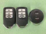 スマートキー付きですからドアロックの開閉およびエンジンスタートが楽々です。電動スライドドアの開け閉めもボタンで操作できます。加えて、純正リモコンエンジンスターター用の操作キーもついています。