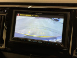 リバースギアに入れるだけで後方の表示へ切り替わります。夜間や雨の日の駐車も楽になりますよ。