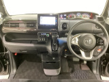 車内は光触媒抗菌消臭施工済です。インパネ周りはスタイリッシュなデザインで機能や装備も充実しています。グローブボックスやカップホルダーのほかにトレーなどたくさんの収納スペースが付いています。