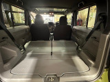 後席を左右とも倒した状態です。荷室は防汚素材で汚れてしまっても拭き取りができます。