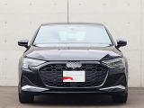 ●一目でAudiとわかる特徴的なシングルフレームグリル・LEDランプ。精悍なフロントマスクからAudiのスマートで上品なブランドを連想させてくれます。女性にも大変ご好評頂いております。