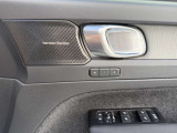 シートメモリー機能を搭載しており、2パターン記憶させておくことが出来ます。運転者が変わりシートを動かした後などボタン一つで元に着座位置に戻すことが出来ます。