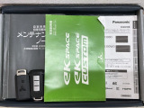 スマートキーは鍵をバッグに入れたままでもドアロックの開閉やエンジンのON・OFFができます。夜間や雨の日も鍵を探さなくて良いので便利です。