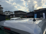 目立つキズ凹み等はありませんが、中古車という商品の特性ルーフには子キズや塗装しみがあります