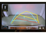 ハンドル操作に連動してガイドラインが変化するバックカメラ搭載です。クルマは構造上たくさんの死角がありますので、とても便利な機能ですね。あくまで補助の為の装備ですのでバックは目視での確認が大事ですよ!
