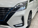 【LEDヘッドライト】悪天候や夜間走行時も良好な視界を確保し安心して運転できる高輝度LEDヘッドライトを装備!点灯速度が早く、消費電力も抑えられています。