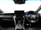 すっきりとしたデザインの運転席まわりですね