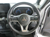 ステアリングから手を離さず、運転に集中したままオーディオ等の操作ができます。