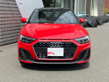 Audiデザインの特徴であるシングルフレームグリルが存在感を主張します。