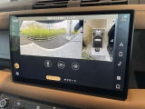 ボディの目立たない位置に設置された4台のデジタルカメラにより、車の周囲360度のオーバーヘッドビュー表示。それぞれのカメラを単独もしくは2か所表示することも可能。狭い場所や出入口なども安心できます!