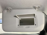 【運転席サンバイザー】鏡が付いているのでメイク直しなどにも便利★