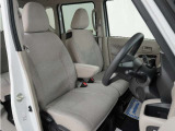 運転席のスペースはゆったりしていて、視界も広く確保されているので普段の運転からロングドライブまで快適です。