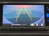 バックでの車庫入れも安心です! リアカメラが付いているバックモニター付のナビを装備しております。操作線もついており距離感も画面から確認できます。