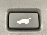 【パワーバックドア】スマートキーや運転席のボタンを押すだけでリアゲートが自動で開閉します!荷物を持っている時や、高い位置にあるバックドアを閉める際に便利な機能です♪