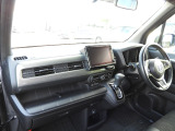 ★助手席周辺★ダッシュボードに収納量豊富なBOXがあり、いつもすっきりとした車内!ほしい場所にちょうど良い収納を備えています。大きなフロントガラスによって見晴らしも良く快適な座り心地となっております!