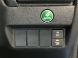 VSA装備車です。VSAはドライバーの操作と車の動きを見守っています。もし車の挙動が乱れたとき、4輪別々にブレーキをかけたり、エンジンパワーをしぼることによって車を安定させます。