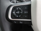 ステアリングスイッチ付き。手を離さずにさまざまな操作が可能です。